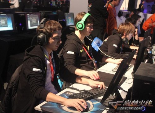 LNG Esports 的首发阵容今天：上路选手 ZIKA ，中路选手 haichao ，下路选手 Photic